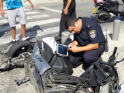 بالصور: إصابة متوسطة لراكب دراجة نارية بحادث طرق بمدينة يافا 